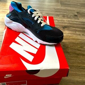 SIZE 6Youth | NIKE HUARACHE RUN GS E BLACK BLUE DR0166 001